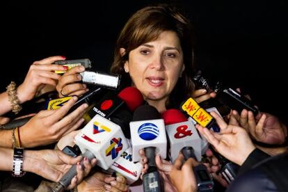 Colombian Foreign Minister &Aacute;ngela Holgu&iacute;n speaks to reporters.