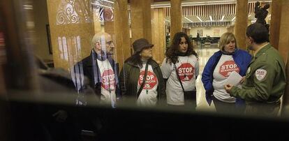 Miembros de la plataforma Stop Desahucios, durante una protesta en el interior de una entidad bancaria de Bilbao, en enero.