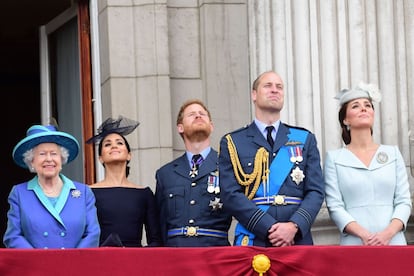 La reina Isabel II, Meghan Markle, el príncipe Enrique, el príncipe Guillermo y Kate Middleton observan la exhibición aérea de la Royal Air Force. 