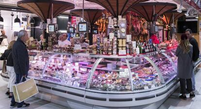 Puesto de productos gourmet &quot;La Boulette&quot; en el mercado de La Paz en Madrid. 