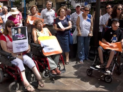 Participantes en la protesta convocada ayer por la Plataforma en Defensa de la Ley de Dependencia en Alicante. 