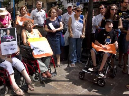 Participantes en la protesta convocada ayer por la Plataforma en Defensa de la Ley de Dependencia en Alicante. 