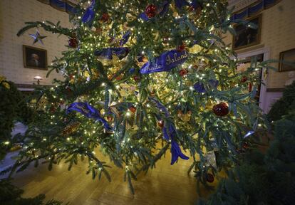 La base del árbol de Navidad oficial de la Casa Blanca de la Sala Azul.