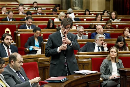 El presidente de la Generalitat, Salvador Illa, interviene durante la sesin de control al Govern, este mircoles.