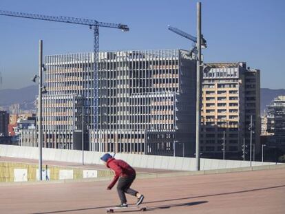 Un dels esquelets del futur campus, des de la zona del Fòrum.