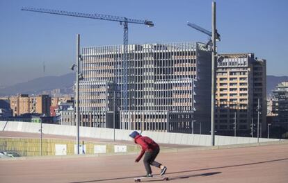 Uno de los esqueletos del futuro campus, desde la zona del F&ograve;rum