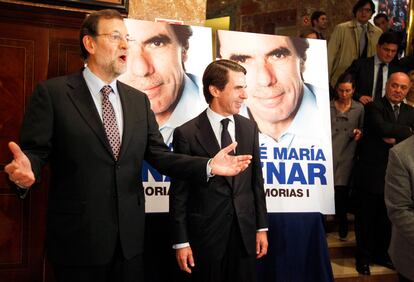 El presidente del Gobierno y del Partido Popular, Mariano Rajoy, posa junto a su antecesor, José María Aznar, a su llegada a la presentación de las memorias del expresidente.