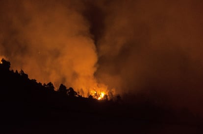 A las pocas horas de iniciarse, el Cabildo de La Palma ya contaba con información que indicaba que había sido provocado por una imprudencia. En la imagen, llamas sobre una de las laderas en ela localidad de El Paso, el 3 de julio.