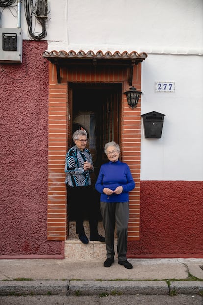 Paquita y Mari, vecinas de Las Domingueras.