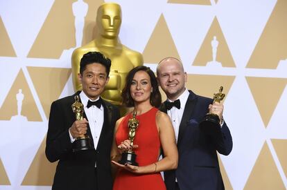 De izquierda a derecha, Kazuhiro Tsuji, Lucy Sibbick y David Malinowski, muestran su Oscar a mejor maquillaje y peluquería por la película 'El instante más oscuro'.