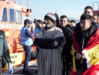 Un grupo de hombres rescatados intentando llegar a España a su llegada al puerto de Motril el pasado día 9.