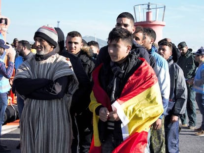 Un grupo de hombres rescatados intentando llegar a España a su llegada al puerto de Motril el pasado día 9.