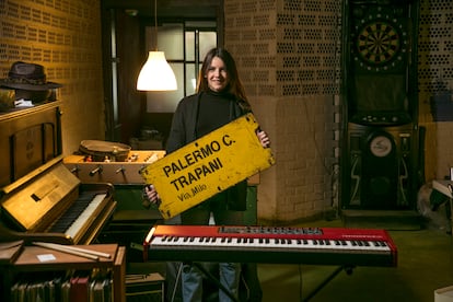 Carola Leoz, dueña de El Palermo, posa dentro del bar.