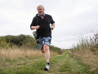 Boris Johnson, corriendo por los alrededores de su residencia, en Thame (Reino Unido) este martes.