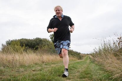 Boris Johnson, corriendo por los alrededores de su residencia, en Thame (Reino Unido) este martes.