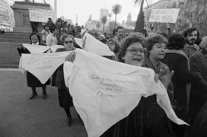 Un grupo de mujeres se manifiesta en Buenos Aires mientras sostienen pañuelos con los nombres de sus familiares desaparecidos, en 1975. 