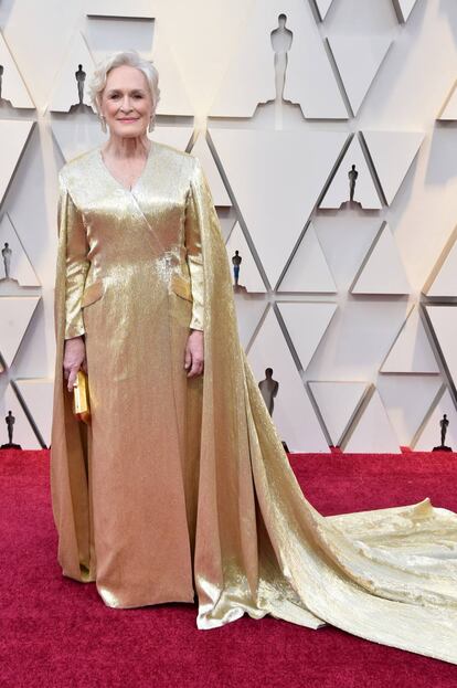 Glenn Close, indicada ao Oscar de melhor atriz pelo papel em 'A esposa', brilha em um vestido dourado com capa, de Carolina Herrera.