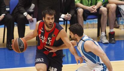 San Emeterio defiende un balón esta mañana ante el Lagun Aro