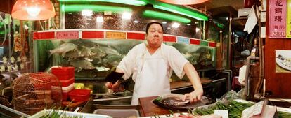 Un cocinero a punto de preparar un pescado en un restaurante de China.