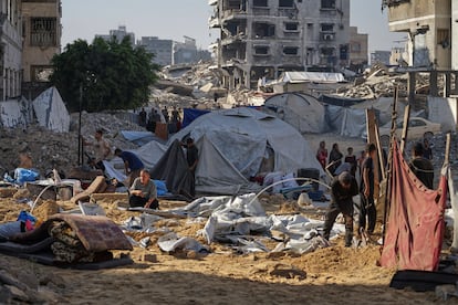 Tiendas de campaña dañadas tras un ataque israelí contra un campamento de desplazados en la ciudad de Gaza, este sábado.