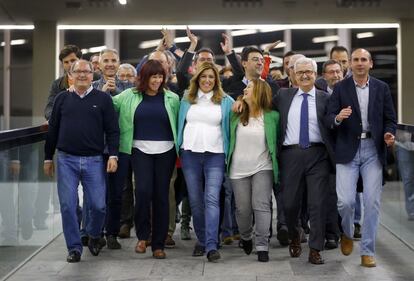 Susana D&iacute;az, candidata del PSOE a la Junta de Andaluc&iacute;a, en el centro, se dispone a valorar los resultados electorales acompa&ntilde;ada de Juan Cornejo, Micaela Navarro, Ver&oacute;nica P&eacute;rez, Manuel Jim&eacute;nez Barrio y Francisco Conejo, de izquierda a derecha.