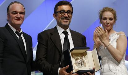 O diretor turco Nuri Bilge Ceylan recebe a Palma de Ouro ao lado do diretor Quentin Tarantino e da atriz Uma Thurman.