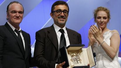 O diretor turco Nuri Bilge Ceylan recebe a Palma de Ouro ao lado do diretor Quentin Tarantino e da atriz Uma Thurman.