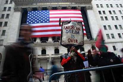 Protesta frente a Wall Street a finales de 2021. En la pancarta puede leerse: "El sueño americano ha terminado".