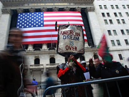 Manifestación frente a la Bolsa de Nueva York, en una foto de archivo.