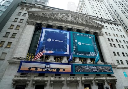 Anuncio de la división de General Electric en varias compañías en la Bolsa de Nueva York.