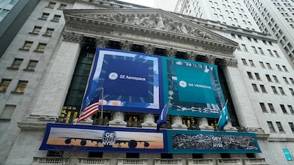 Anuncio de la división de General Electric en varias compañías en la Bolsa de Nueva York.
