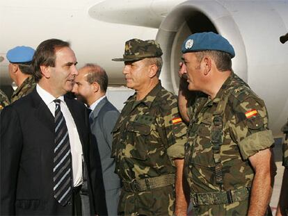 El Ministro de Defensa español, José Antonio Alonso, saluda a varios mandos del ejército español a su llegada al aeropuerto d Beirut.