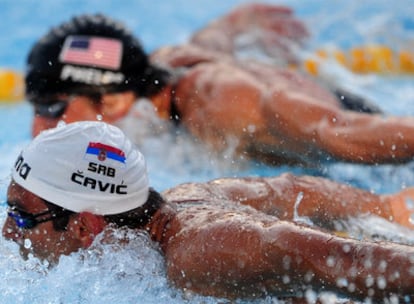 Phelps y Cavic, durante la final