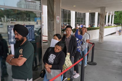 Línea de espera en el edificio Federal de Los Ángeles, sede del ICE y del USCIS, el 25 de junio.