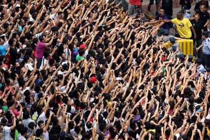 Kobe Bryant saluda a cientos de aficionados en Wuhan, ciudad de la provincia de Hubei, en China. 