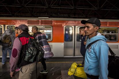 El grupo se dirigió hacia la estación del metro Cuatro Caminos para viajar a Querétaro.