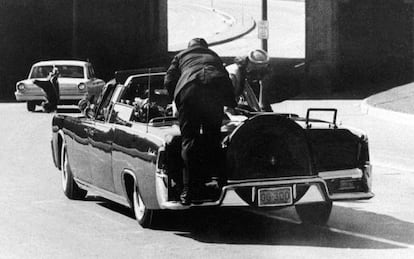 Jackie Kennedy trata de salir del coche tras el disparo fatal que mató a su marido.