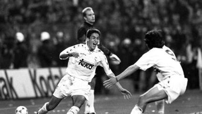  El madridista Ra&uacute;l festeja su primer gol en Primera Divisi&oacute;n, en la temporada 94/95 y ante el club en el que se form&oacute;, el Atl&eacute;tico de Madrid. 