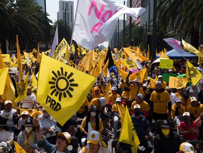 Cientos de simpatizantes del PRD se congregan en el Monumento a la Revolución de Ciudad de México, en mayo de 2022.