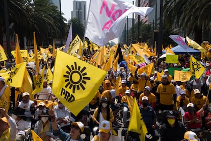 Cientos de simpatizantes del PRD se congregan en el Monumento a la Revolución de Ciudad de México, en mayo de 2022.