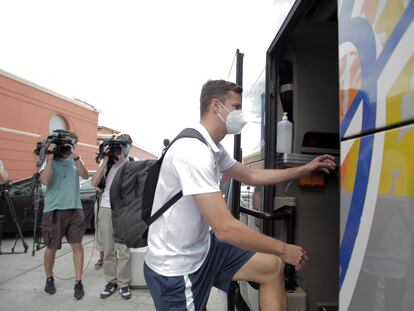 Uno de los jugadores del Fuenlabrada que permanecía confinado en A Coruña abandona el hotel.