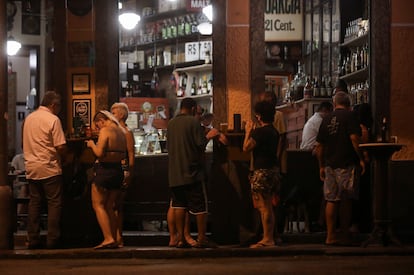 La clientela a las puertas de un bar en Río de Janeiro este lunes pese al aumento de casos.