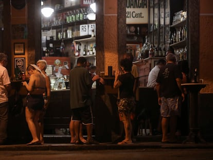 La clientela a las puertas de un bar en Río de Janeiro este lunes pese al aumento de casos.