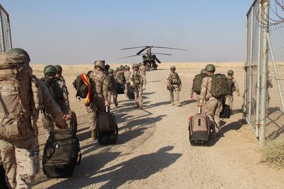 Militares españoles embarcan en un helicóptero Chinook en la base de Basmayah, en Irak, el año pasado.