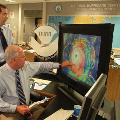 El director del Centro Nacional de Huracanes examina una imagen infrarroja del huracán Katrina tomada por satélite .