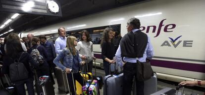 Pasajeros en la estaci&oacute;n Sants de Barcelona.