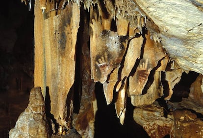 Pinturas de manos sin algunos dedos en la cueva francesa de Cosquer.