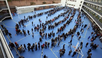 Colas para votar en la consulta del 9-N en 2014, en Barcelona.