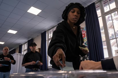 Una mujer emite su voto durante la segunda vuelta de las elecciones legislativas, el domingo 7 de julio de 2024 en París.
