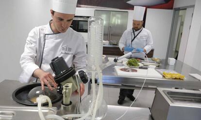 Dos investigadores en el Basque Culinary Center.